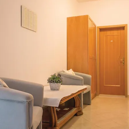 Cozy In With Kitchen Apartment Makarska