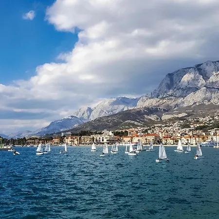Cozy In With Kitchen Apartment Makarska