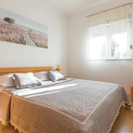 Cozy In With Kitchen Apartment Makarska